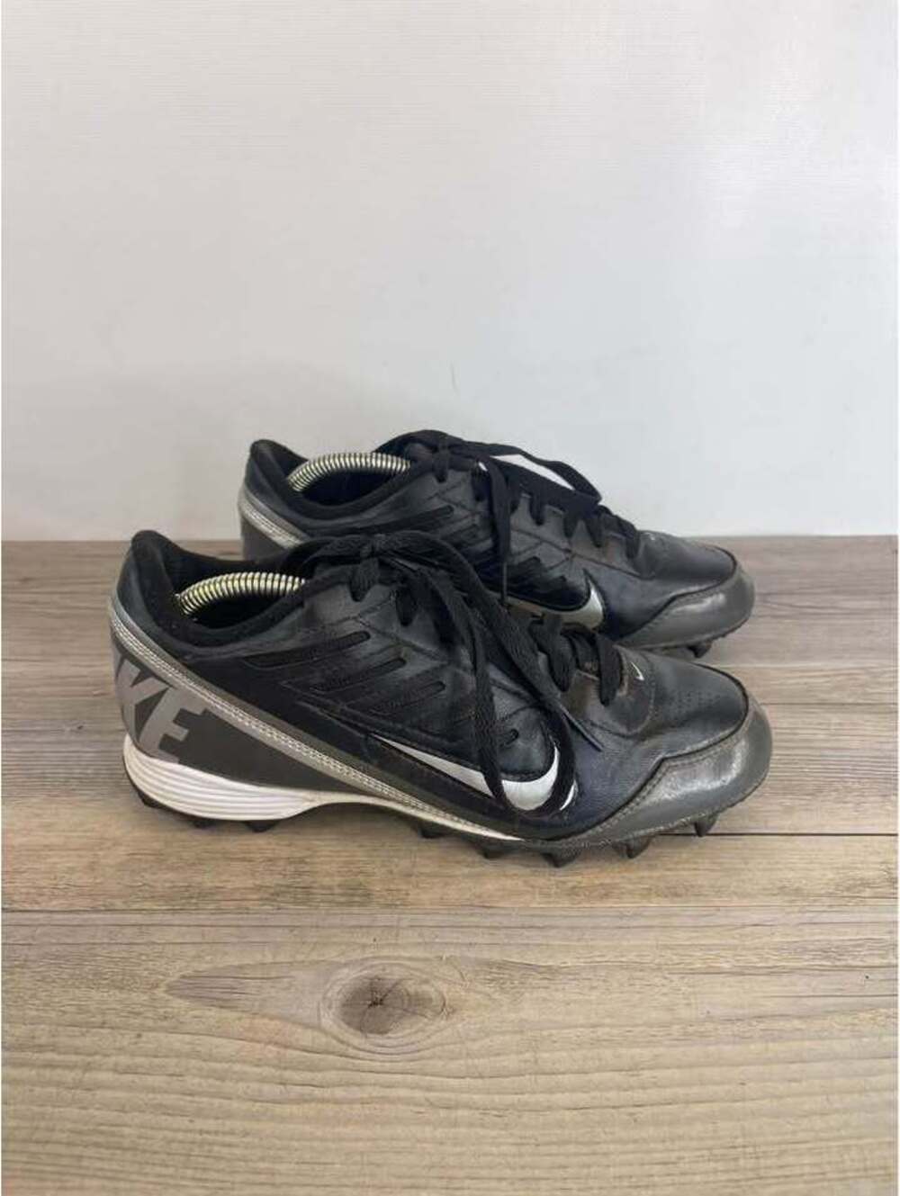 Nike Land Shark Low Youth Football Cleats Black Size 5.5Y (511290-009)